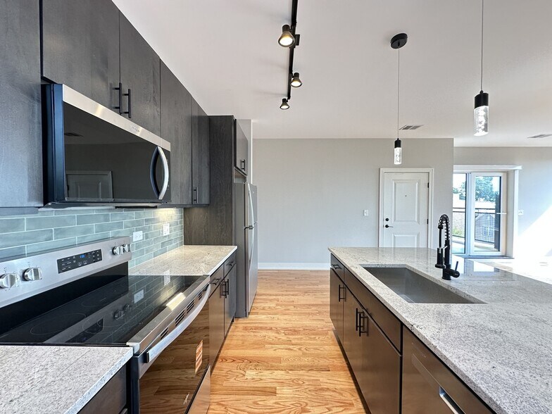 Building Photo - 2100 W 18th Pl