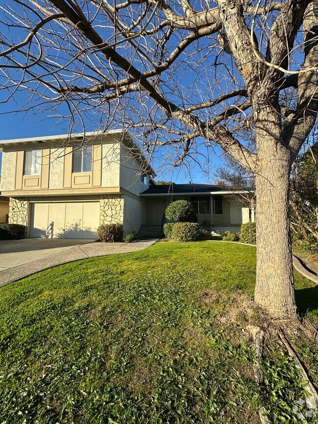 Building Photo - 3-Level Evergreen Home Near Tully and Capi...