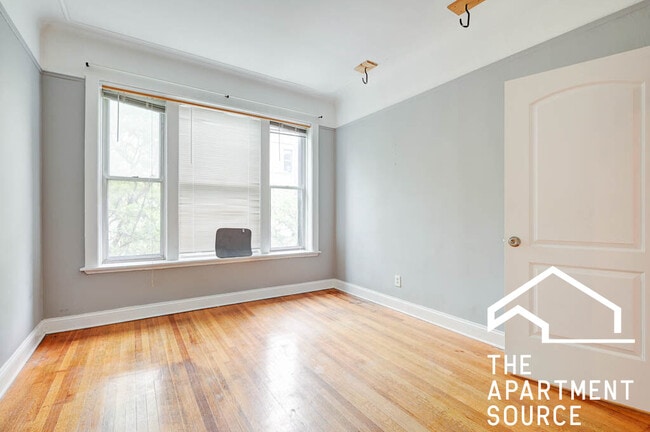 Building Photo - 907 W Belmont Ave