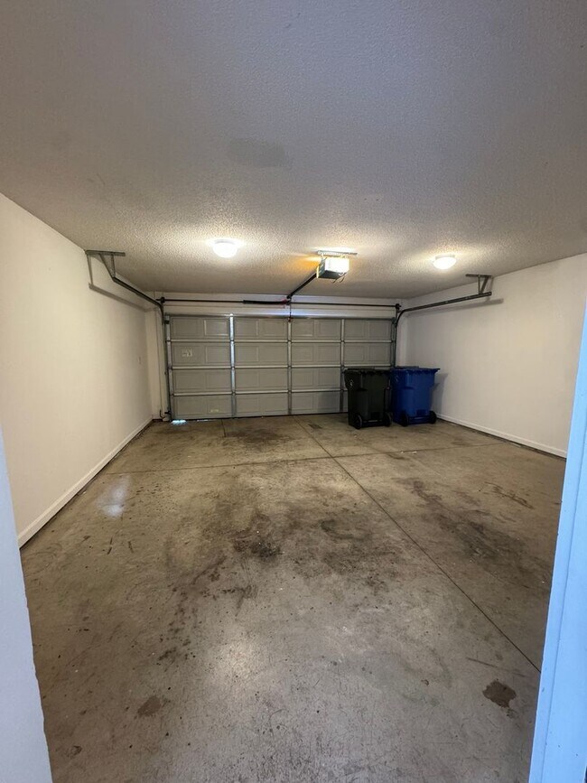 Building Photo - 147 Springwood Ln