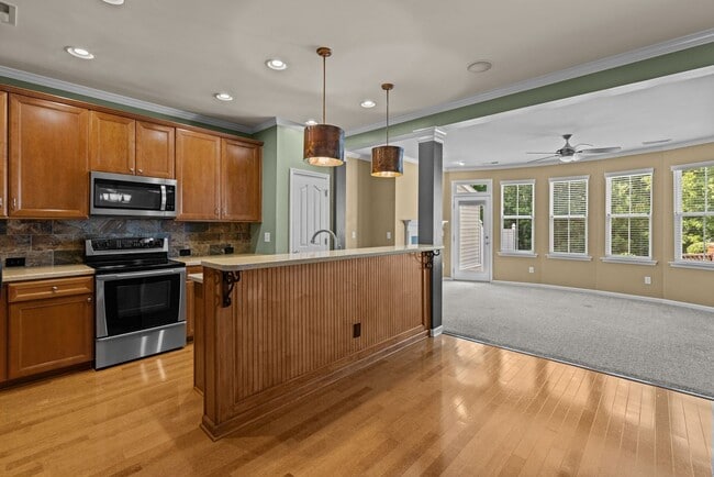 Building Photo - Gorgeous 3 Bedroom Townhome w/ Premium Finishes & Amenities - Pet Friendly!