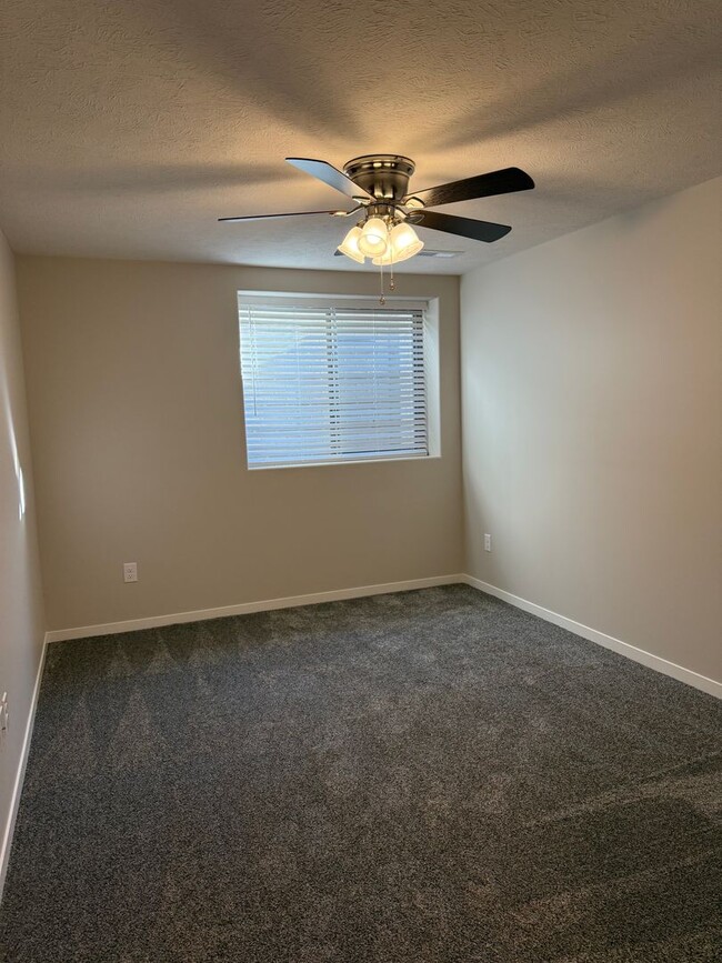 Building Photo - 2 bedroom/2.5 bathroom ranch townhome