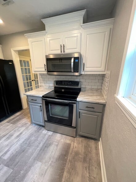 Building Photo - 1108 NW Maple Ave