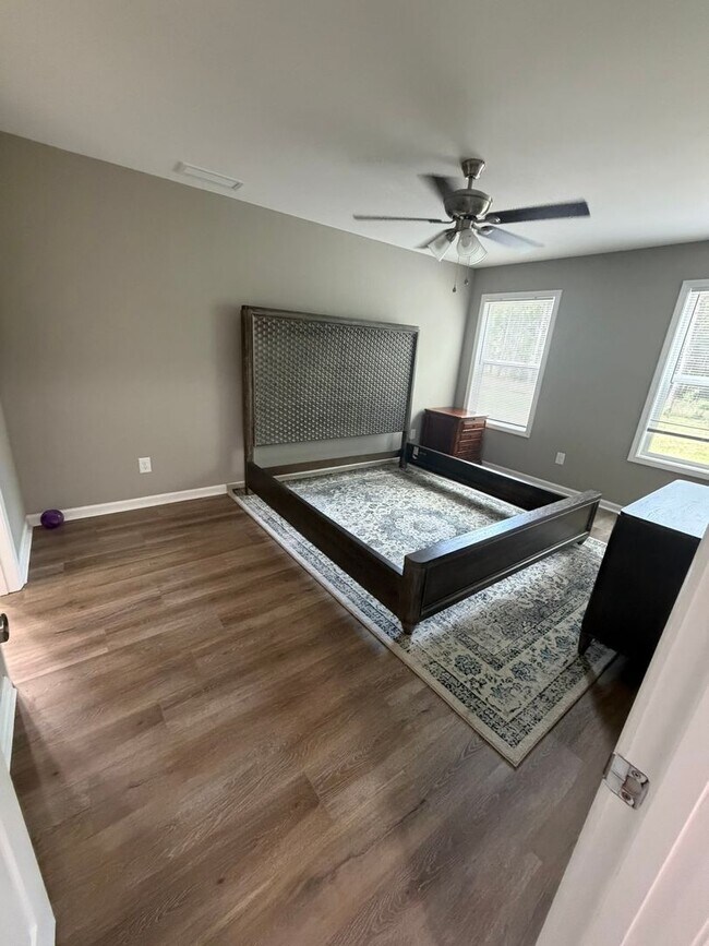 Building Photo - Perfect East Side Home For Students