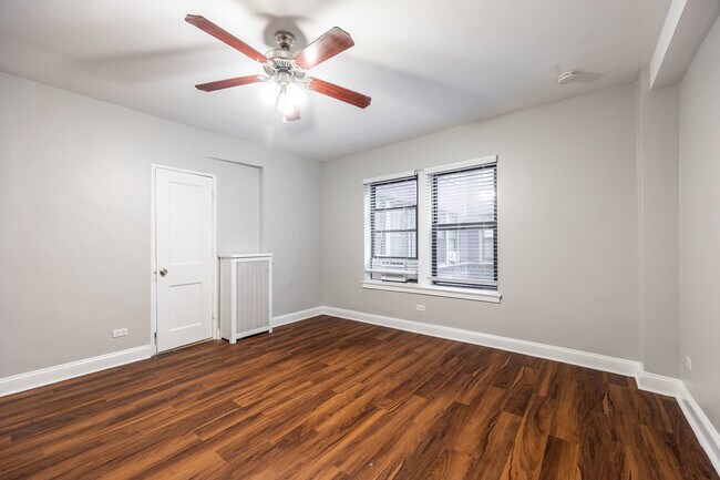 Building Photo - 1140 N La Salle Dr