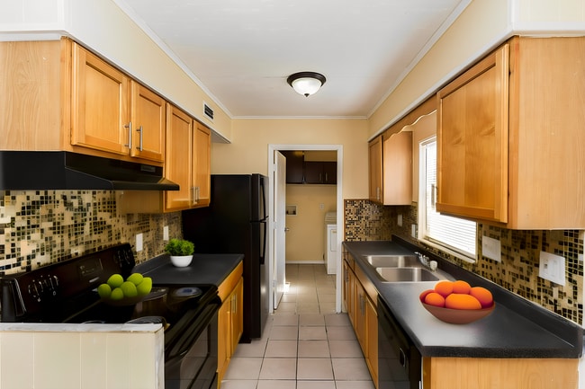 Building Photo - A beautiful and spacious 3 bedroom and 1 full  bathroom house in the heart of Kissimmee
