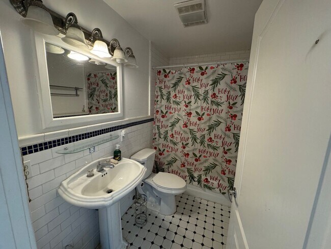 Building Photo - 2 Bedroom/1.5 Bathroom Townhouse Available in Union City!!