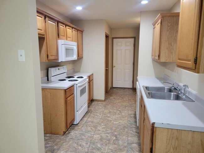 Building Photo - 3 Bedroom 2 Bath Close To Missouri State University $1295