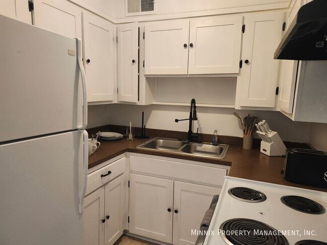 Building Photo - 5005 Ave W.-6