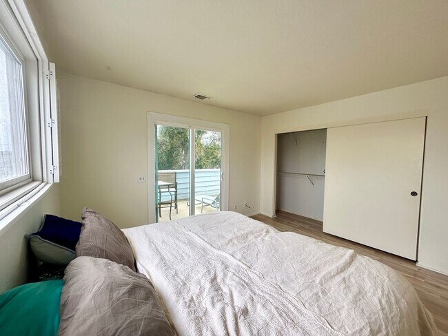 Building Photo - Spacious Beach House in South Oceanside