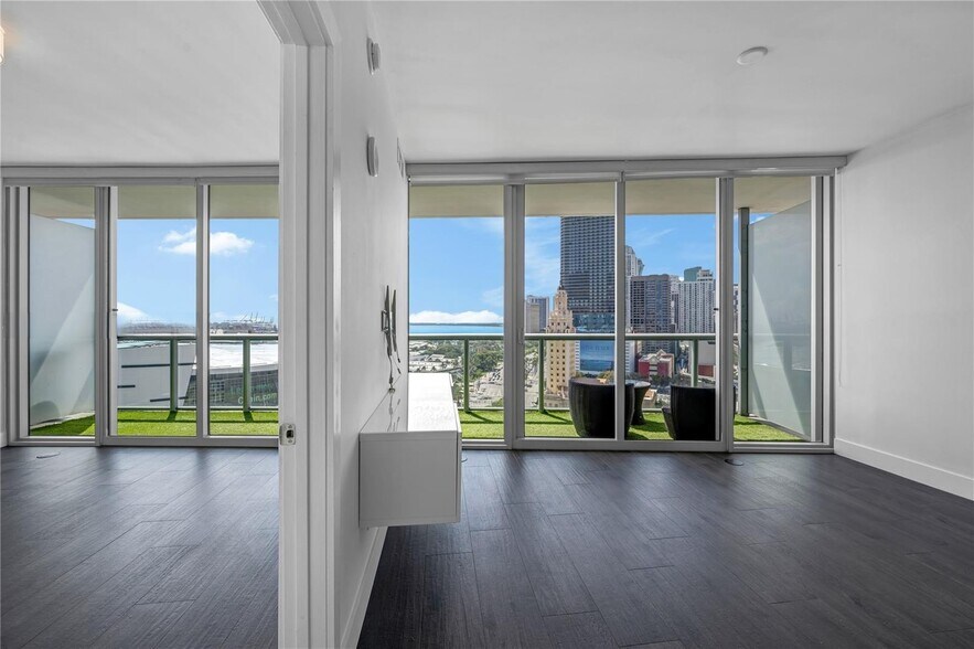 Building Photo - 888 Biscayne Blvd