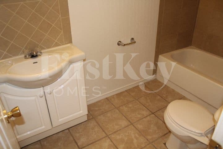 Building Photo - 9440 Port Royal Dr
