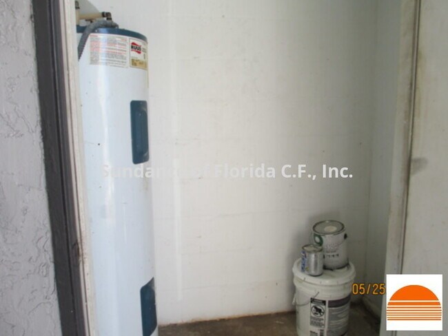 Building Photo - Townhouse in Buenaventura Lakes