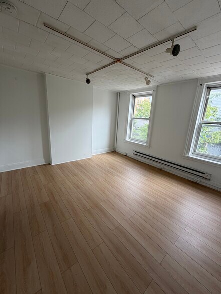 Large bedroom - 147 Ferry St
