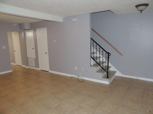 Building Photo - 8807_HUNTER_RIDGE