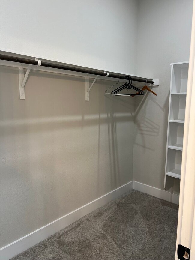 Building Photo - Alamo Heights Area!!