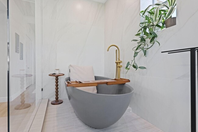 Building Photo - 200 NE 2nd Ave