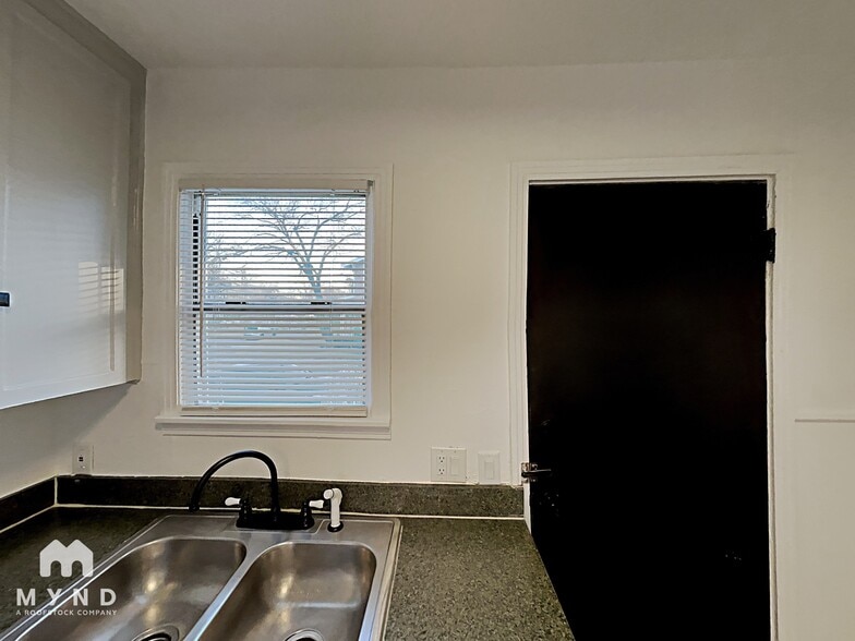 Building Photo - 401 N Montclair Ave