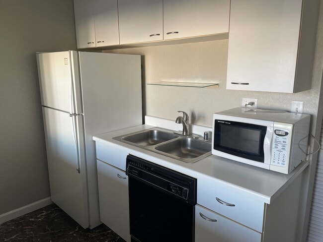 Building Photo - San Francisco furnished, High-floor studio...