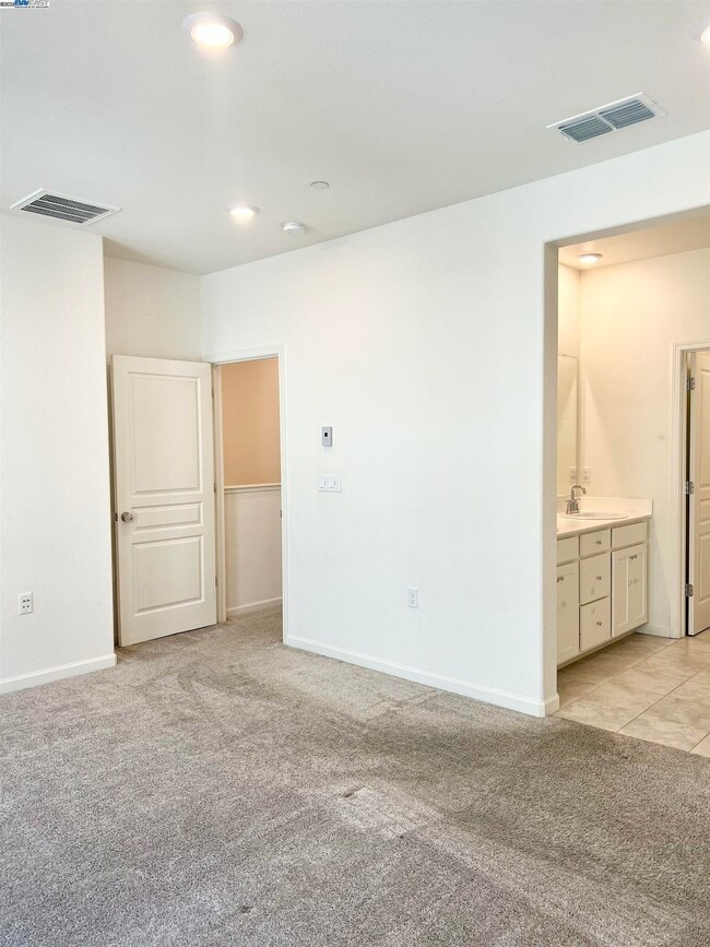 Building Photo - 25350 Parklane Dr