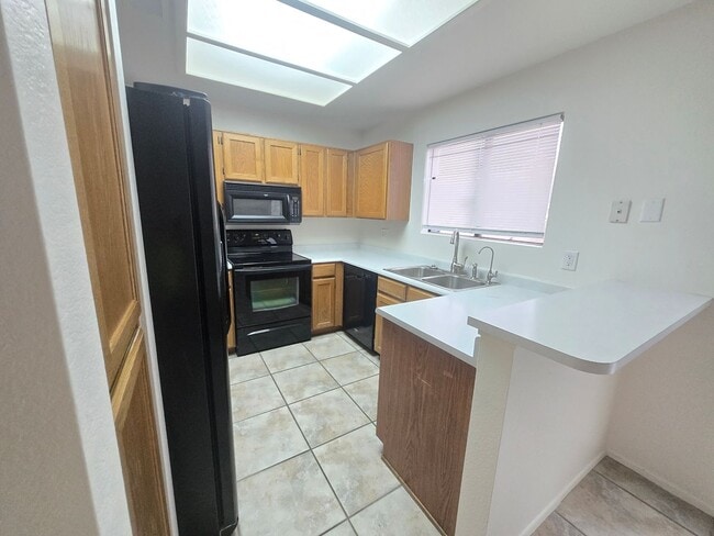 Building Photo - 3 Bedroom 2.5 Bathroom Sonoma Village Townhouse