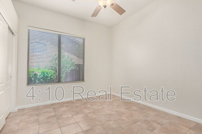 Building Photo - 463 W Canary Way