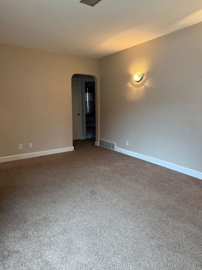 Building Photo - 3+ Bedroom 1.5 Bath / Single Family Home