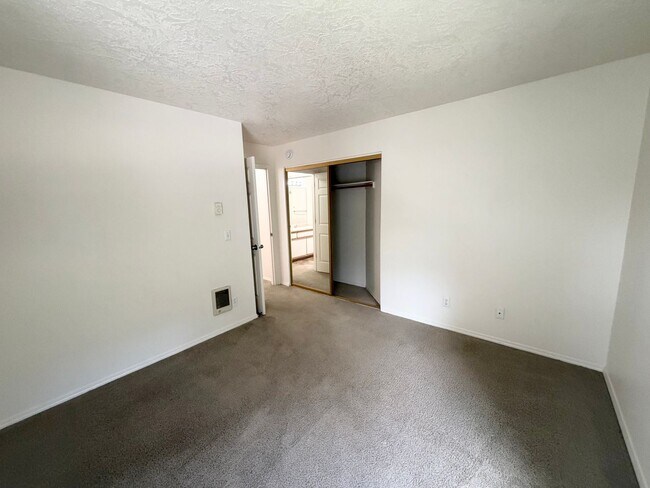 Building Photo - Super Cute Spacious 2BD 2BA in the Hillsdale Neighborhood!