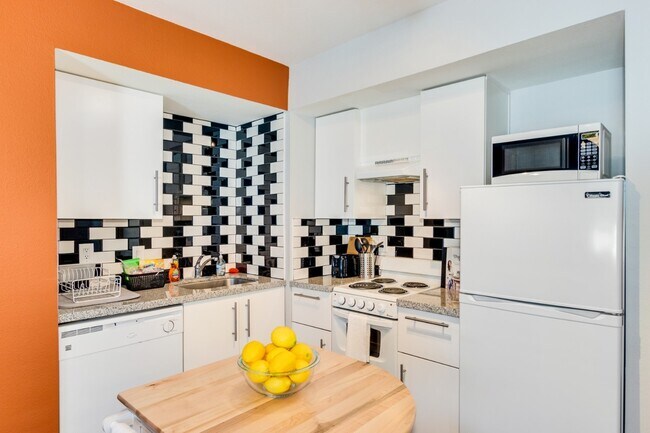 Building Photo - Charming Studio Oasis in the Heart of Temp...