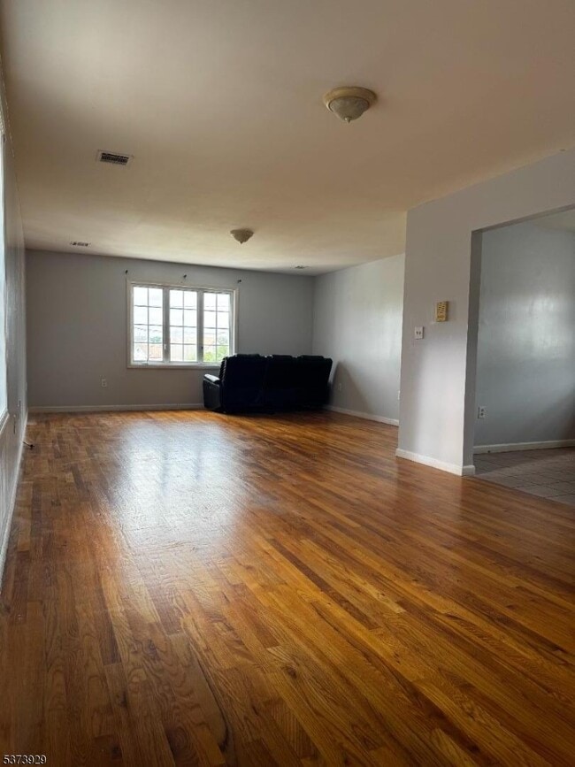 Building Photo - 589 Meadow St