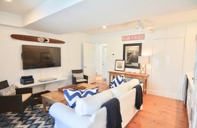 Building Photo - 10 Brant Point Road