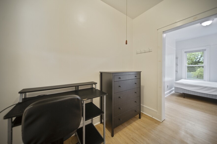 Building Photo - 921 E State St