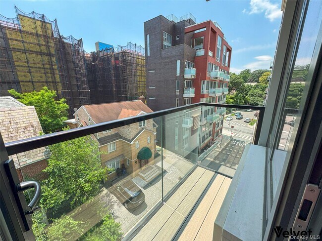 Building Photo - 116-17 Grosvenor Ln