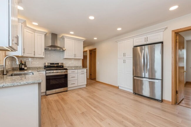 Building Photo - 8108 N Oriole Ave