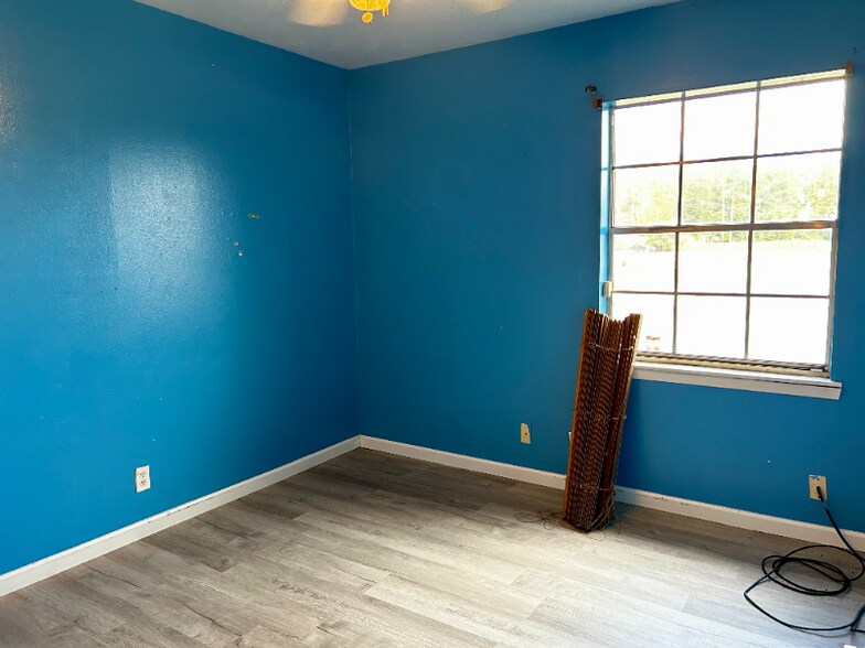 Building Photo - 305 Greenbriar St