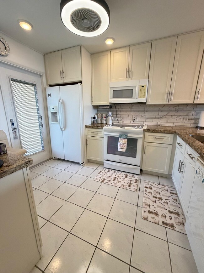 Building Photo - 3051 N Course Dr