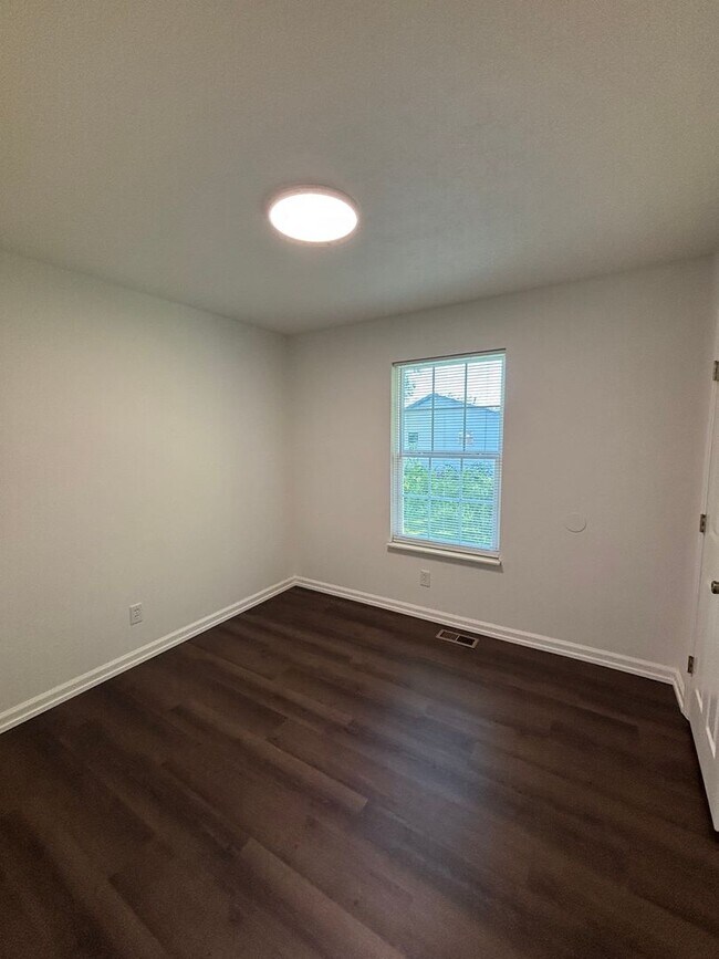 Building Photo - Freshly Renovated Cottage!