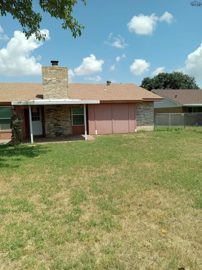 Building Photo - 2313 Randolph Dr