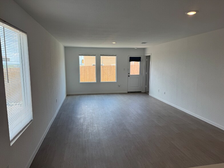 Building Photo - 1525 Hummock Steep