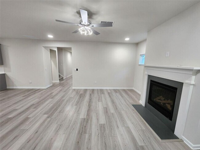 Building Photo - 235 Vly Oak Dr