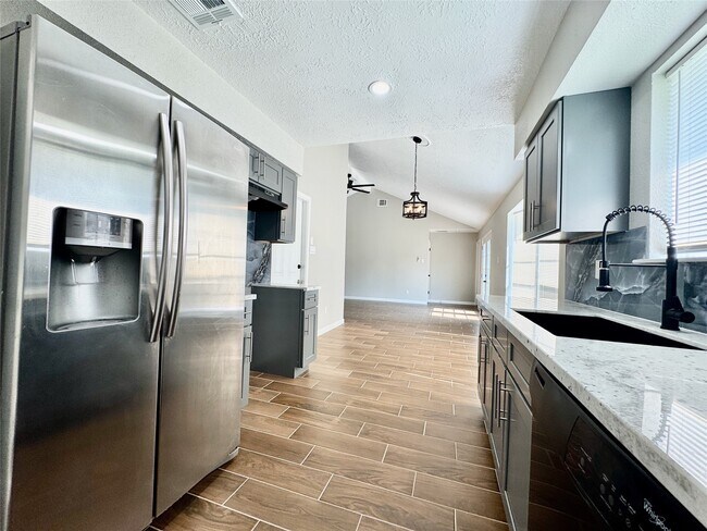 Building Photo - 15218 Falcon Ridge Dr