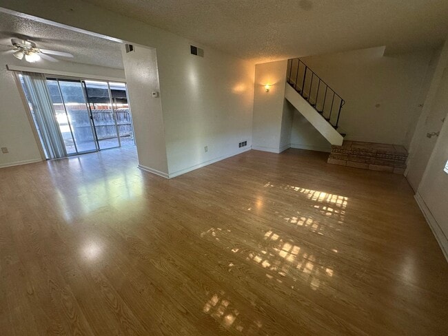 Building Photo - Three Bedroom Townhome Near River Access