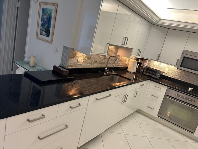 Building Photo - 5100 N Ocean Blvd