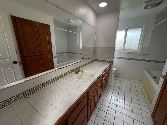 Building Photo - Charming Marysville Rambler-Style Duplex