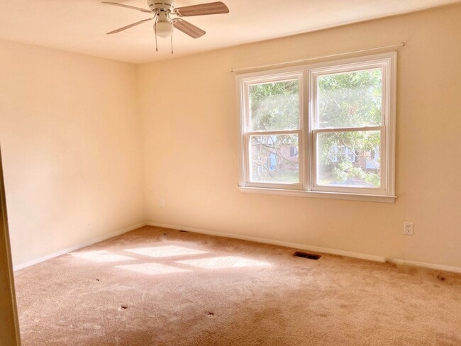 Building Photo - 2BD/1.5BA  Brick Townhouse  Washer/ Dryer Included!
