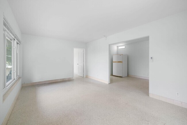 Building Photo - 5411 N Flagler Dr