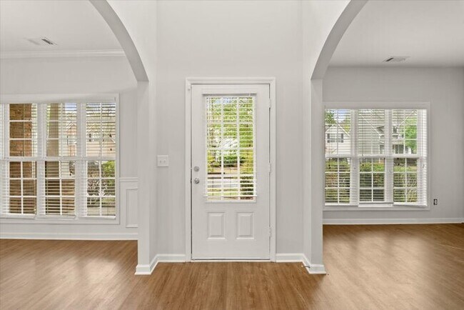 Building Photo - 5 Bedroom in Buford. Great School