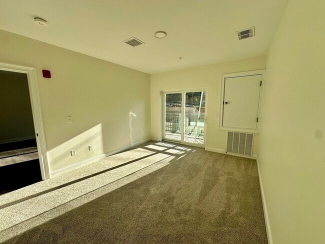 Building Photo - 10 Franklin Ave