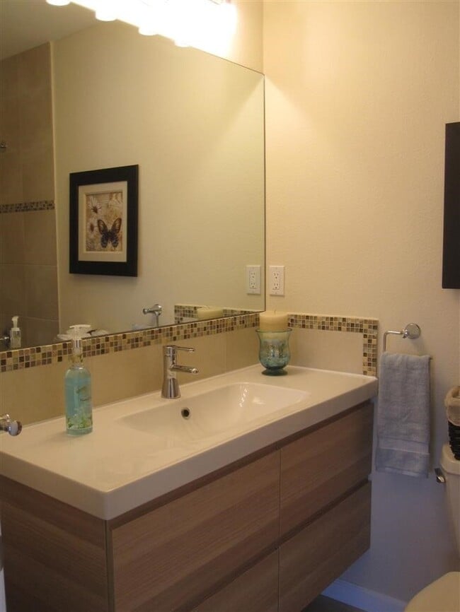 Building Photo - Lovely 3 bedroom home with an open floor plan