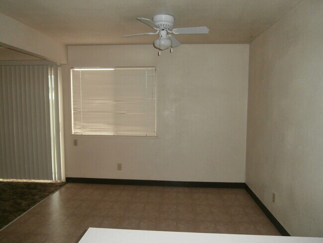 Building Photo - 4 Bedroom 1.5 Bathroom Townhouse (Accepting Section 8)